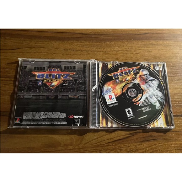NFL Blitz 2001 Sony PlayStation 1, 2000 PS1 Game w/ Registration Card & Manual - Picture 2 of 6